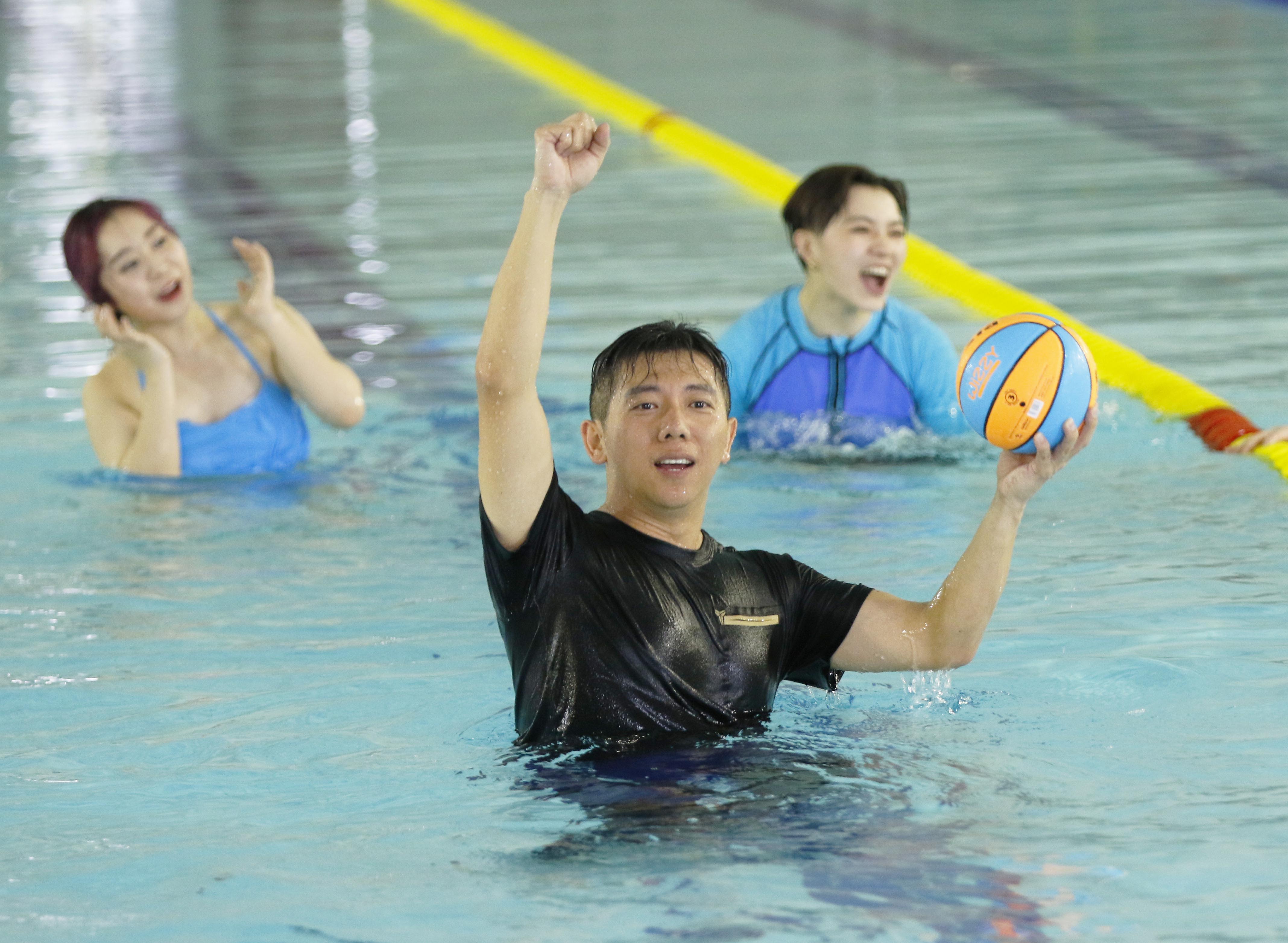 包含瑞士队在激烈比拼中脱颖而出,晋级下一轮的词条 包含瑞士队在激烈比拼中脱颖而出,晋级下一轮的词条